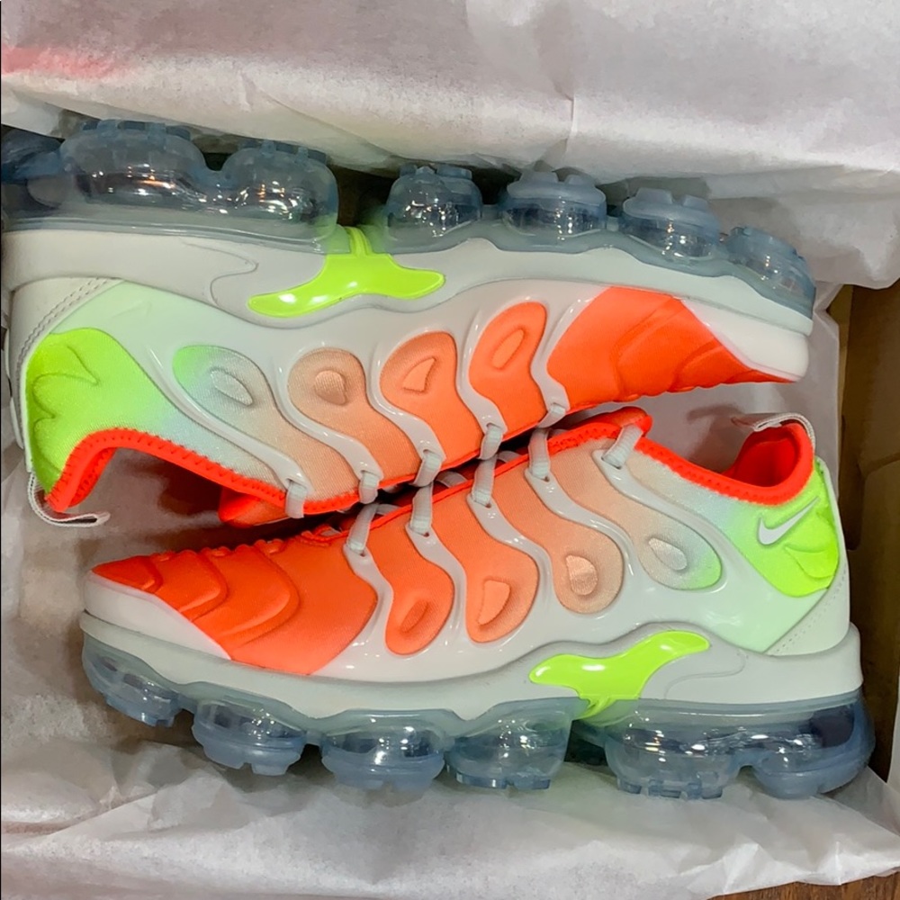 WMNS AIR VAPORMAX PLUS - Picture 10 of 16